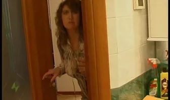 Тетка соблазнила племянника и трахнулась с ним в душе